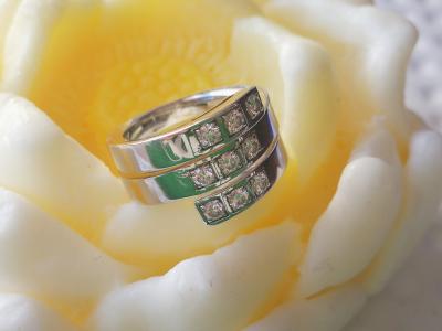 Bague spirale Cartier en or gris ornée de diamants, signée et numérotée 2