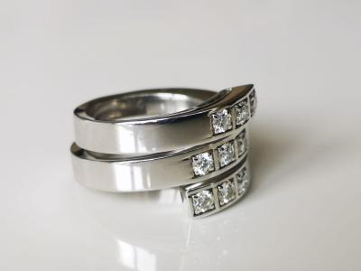Bague spirale Cartier en or gris ornée de diamants, signée et numérotée 2