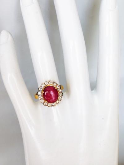 Bague en or jaune et rubis cabochon de 6.9 carats non chauffé et de Birmanie entouré de diamants - 2 certificats 2