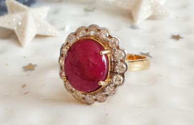 Bague en or jaune et rubis cabochon de 6.9 carats non chauffé et de Birmanie entouré de diamants - 2 certificats 2