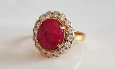Bague en or jaune et rubis cabochon de 6.9 carats non chauffé et de Birmanie entouré de diamants - 2 certificats 2