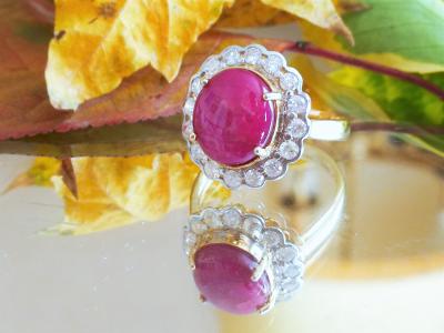 Bague en or jaune et rubis cabochon de 6.9 carats non chauffé et de Birmanie entouré de diamants - 2 certificats 2