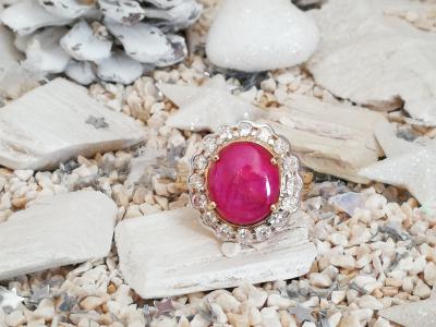 Bague en or jaune et rubis cabochon de 6.9 carats non chauffé et de Birmanie entouré de diamants - 2 certificats 2