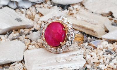 Bague en or jaune et rubis cabochon de 6.9 carats non chauffé et de Birmanie entouré de diamants - 2 certificats 2