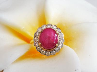 Bague en or jaune et rubis cabochon de 6.9 carats non chauffé et de Birmanie entouré de diamants - 2 certificats 2