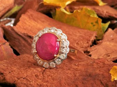 Bague en or jaune et rubis cabochon de 6.9 carats non chauffé et de Birmanie entouré de diamants - 2 certificats 2