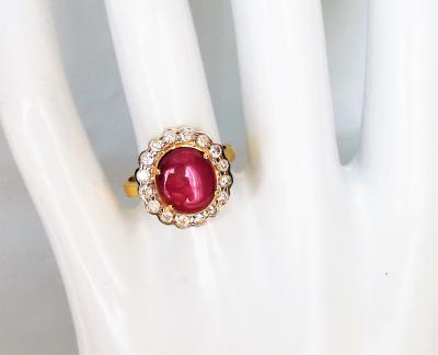 Bague en or jaune et rubis cabochon de 6.9 carats non chauffé et de Birmanie entouré de diamants - 2 certificats 2