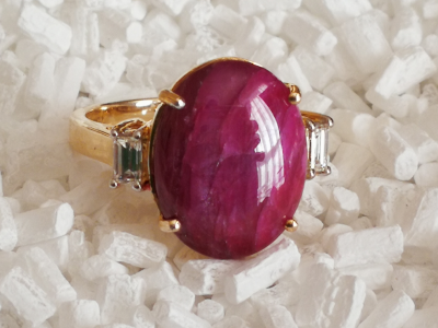 Bague en or jaune et rubis cabochon de 13 carats non chauffé et de Birmanie entouré de diamants - 2 certificats 2