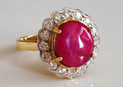 Bague en or jaune et rubis cabochon de 6.9 carats non chauffé et de Birmanie entouré de diamants - 2 certificats 2