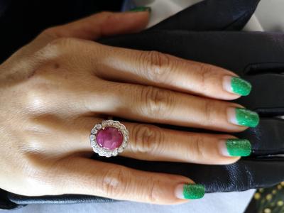 Bague en or jaune et rubis cabochon de 6.9 carats non chauffé et de Birmanie entouré de diamants - 2 certificats 2