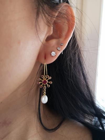 Paire de boucles d’oreilles or 18 carats rubis et perles de culture 2
