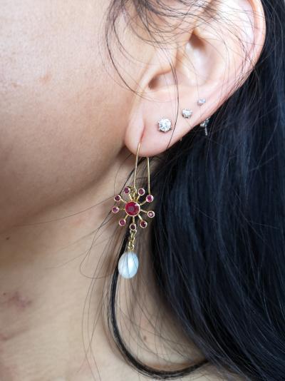 Paire de boucles d’oreilles or 18 carats rubis et perles de culture 2