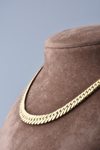 Collier en or jaune 18 carats. Maille anglaise. 2