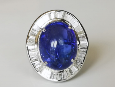 Bague en or gris et Tanzanite cabochon de 15 carats et diamants calibrés 2
