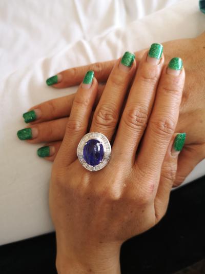 Bague en or gris et Tanzanite cabochon de 15 carats et diamants calibrés 2