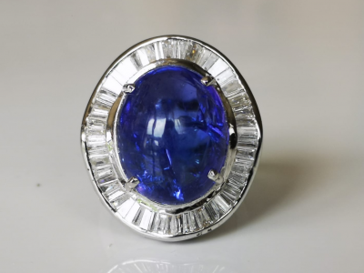Bague en or gris et Tanzanite cabochon de 15 carats et diamants calibrés 2