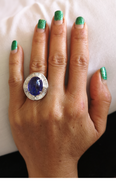 Bague en or gris et Tanzanite cabochon de 15 carats et diamants calibrés 2