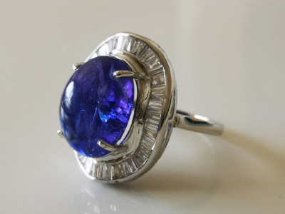 Bague en or gris et Tanzanite cabochon de 15 carats et diamants calibrés 2