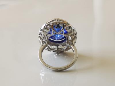 Bague en or gris et Tanzanite cabochon de 15 carats et diamants calibrés 2