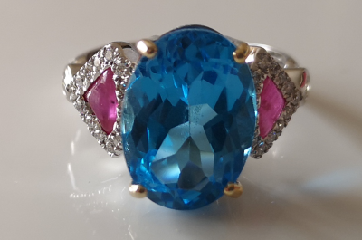 Bague en or 14 carats jolie topaze bleue de  7 carats  rubis  et diamants 2