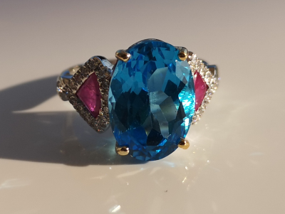 Bague en or 14 carats jolie topaze bleue de  7 carats  rubis  et diamants 2