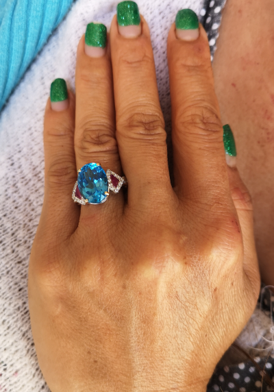 Bague en or 14 carats jolie topaze bleue de  7 carats  rubis  et diamants 2