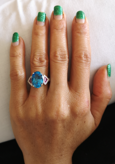 Bague en or 14 carats jolie topaze bleue de  7 carats  rubis  et diamants 2
