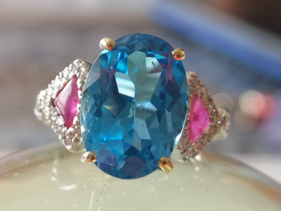 Bague en or 14 carats jolie topaze bleue de  7 carats  rubis  et diamants 2