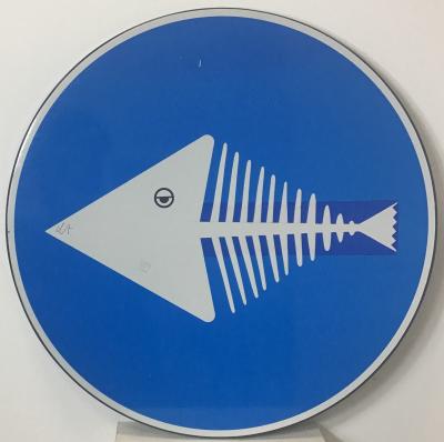Clet ABRAHAM - Poisson, 2017, Peinture aérosol et adhésif sur panneau de signalisation 2