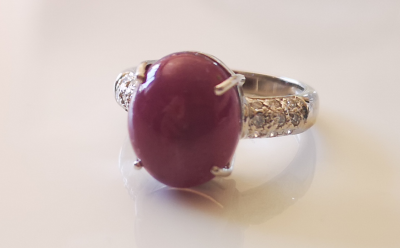 Bague en or blanc 18 carats rubis cabochon de  8.83 carats non chauffée et diamants - deux certificats 2