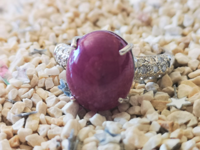 Bague en or blanc 18 carats rubis cabochon de  8.83 carats non chauffée et diamants - deux certificats 2