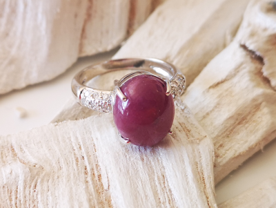 Bague en or blanc 18 carats rubis cabochon de  8.83 carats non chauffée et diamants - deux certificats 2