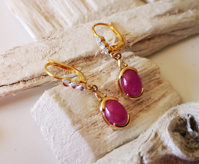 Boucles d’oreilles anciennes en or jaune ornées de rubis cabochon  pour 3.4 carats environ et diamants 2