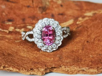 Bague marguerite en or gris et saphir rose de  1.53 carats non chauffé et diamants 2
