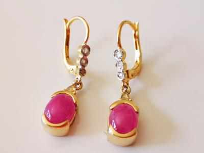 Boucles d’oreilles anciennes en or jaune ornées de rubis cabochon  pour 3.4 carats environ et diamants 2