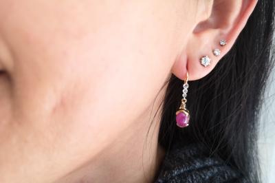 Boucles d’oreilles anciennes en or jaune ornées de rubis cabochon  pour 3.4 carats environ et diamants 2