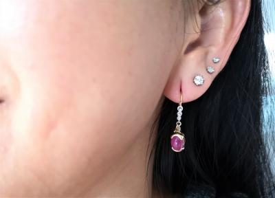 Boucles d’oreilles anciennes en or jaune ornées de rubis cabochon  pour 3.4 carats environ et diamants 2