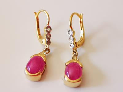 Boucles d’oreilles anciennes en or jaune ornées de rubis cabochon  pour 3.4 carats environ et diamants 2