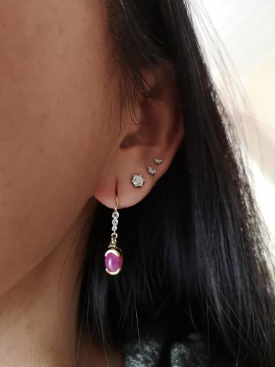 Boucles d’oreilles anciennes en or jaune ornées de rubis cabochon  pour 3.4 carats environ et diamants 2