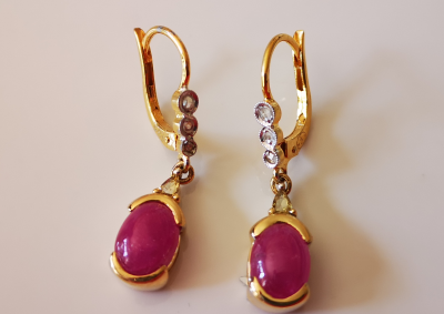 Boucles d’oreilles anciennes en or jaune ornées de rubis cabochon  pour 3.4 carats environ et diamants 2