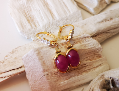 Boucles d’oreilles anciennes en or jaune ornées de rubis cabochon  pour 3.4 carats environ et diamants 2