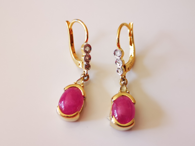 Boucles d’oreilles anciennes en or jaune ornées de rubis cabochon  pour 3.4 carats environ et diamants 2