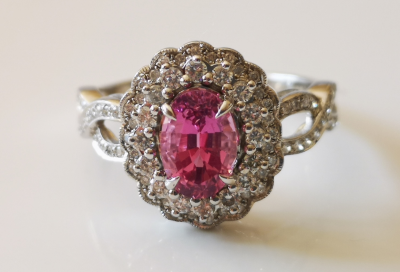 Bague marguerite en or gris et saphir rose de  1.53 carats non chauffé et diamants 2