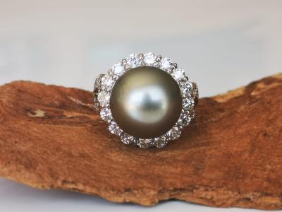 Bague en or 18 carats perle gris des mers du Sud 2