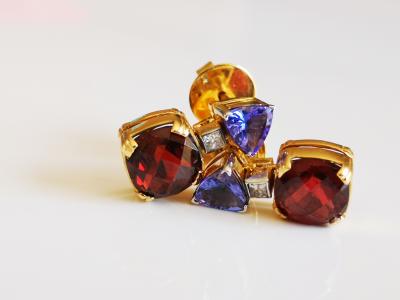 Boucles d’oreilles en or jaune ornées de tanzanites, grenats et diamants 2