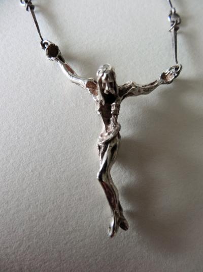 Salvador Dali : Christ en Croix (Pendentif et chaine) - Sculpture en argent 2