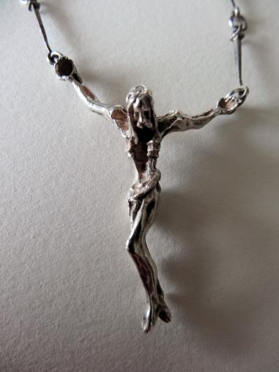 Salvador Dali : Christ en Croix (Pendentif et chaine) - Sculpture en argent 2