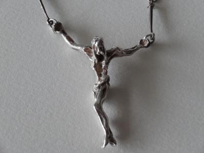 Salvador Dali : Christ en Croix (Pendentif et chaine) - Sculpture en argent 2