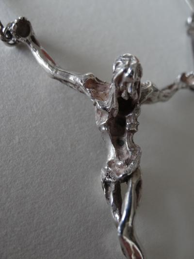 Salvador Dali : Christ en Croix (Pendentif et chaine) - Sculpture en argent 2