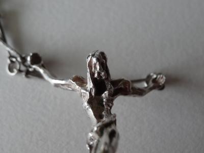 Salvador Dali : Christ en Croix (Pendentif et chaine) - Sculpture en argent 2